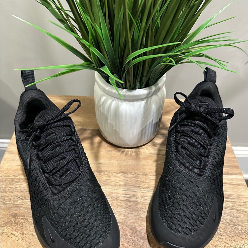 Nike Women's Black Airmax 270